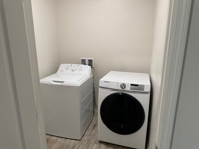 Building Photo - FOR RENT - 4 BEDROOM/ 2 BATHROOM HOUSE WITH POOL IN DAVENPORT