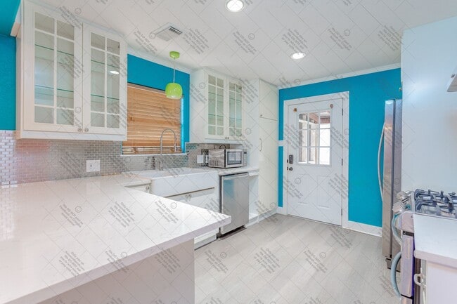 Building Photo - Cozy 2/BR 2/BA One-Level Home with Sunroom & Stainless Steel Kitchen