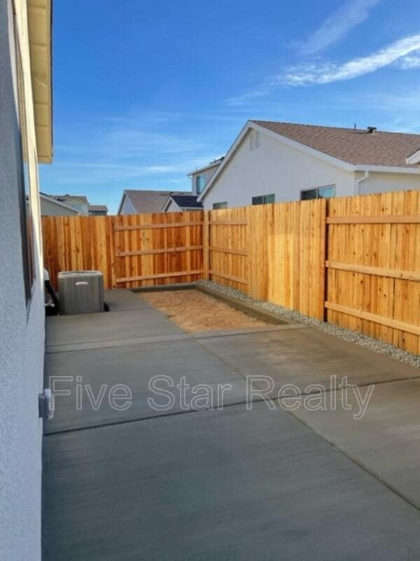 Building Photo - 5668 Cobbler Ln