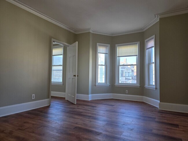 Building Photo - No Brokers Fee, In-Unit Laundry, Eat-in Kitchen, Large bedrooms, 3 Full Bathrooms