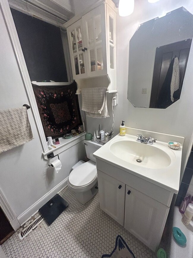 Building Photo - 1929 W Larchmont Ave