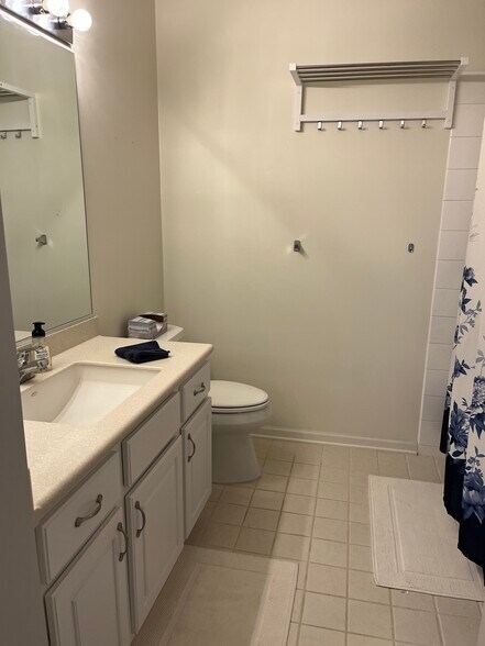 Building Photo - 3872 S Lake Dr