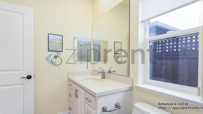 Building Photo - 1313 Crestview Ct