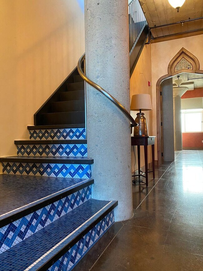 Building Photo - LUXURY TOP-FLOOR 2BR/2.5BA PENTHOUSE LOFT ...