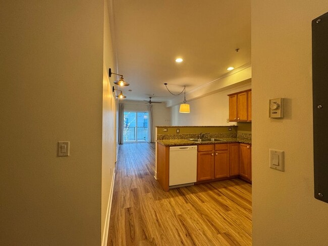 Building Photo - 1 Bed 1 Bath Condo Unit in Downtown Bellingham with Garage Parking