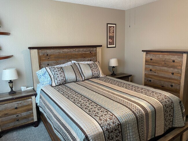 Building Photo - Move in ready condo, ground floor and includes utilities.