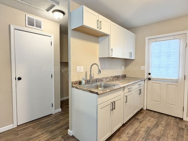 Building Photo - 1902 S Franklin Ave