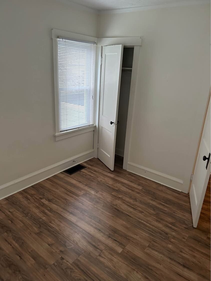 Building Photo - 1463 Riverside Dr