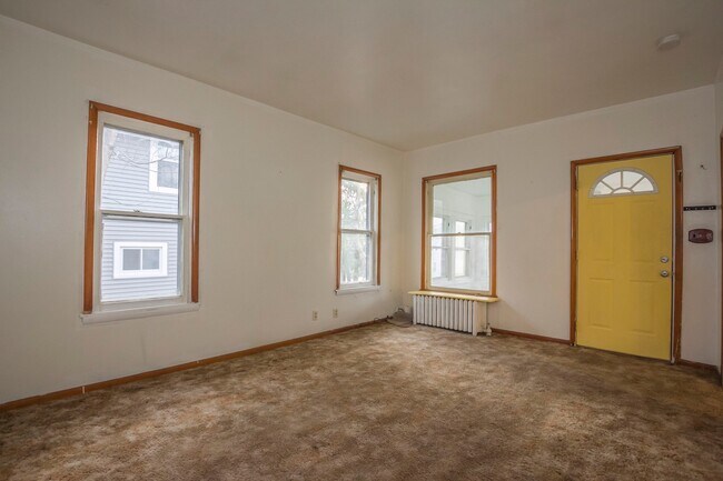 Building Photo - Spacious 3 bedroom 1 bath