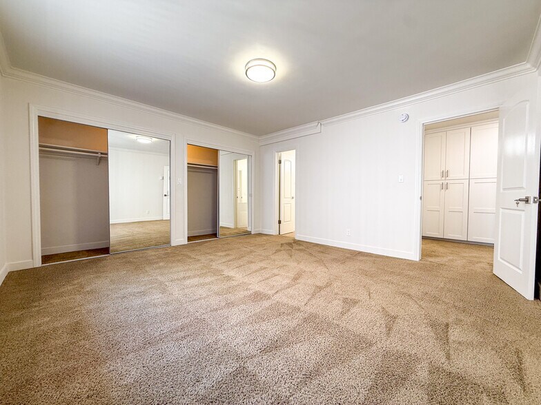 Building Photo - 9319 Alcott St