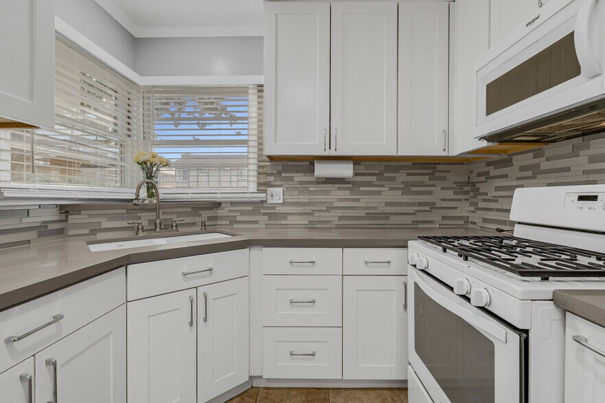 Building Photo - 340 N Monterey St