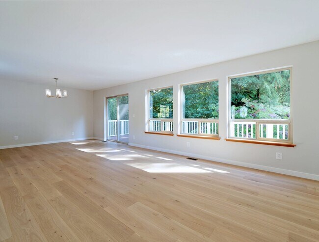 Building Photo - 721 Crown Dr