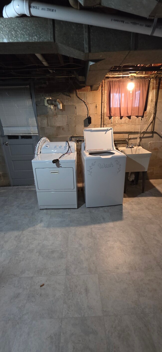 Building Photo - 3909 Rosecrest Ave