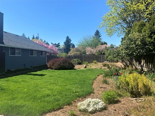 Building Photo - Desirable Cascade Park Location with Many ...