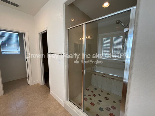 Building Photo - 546 W Campania Way