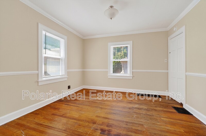 Building Photo - 717 E 60th St