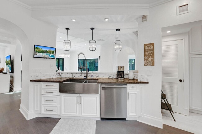 Building Photo - 614 Poinciana Dr