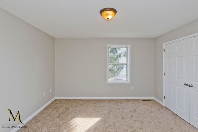 Building Photo - Newly Renovated Duplex Style Units | All New Appliances + Off Street Parking * 2 UNITS AVAILABLE *