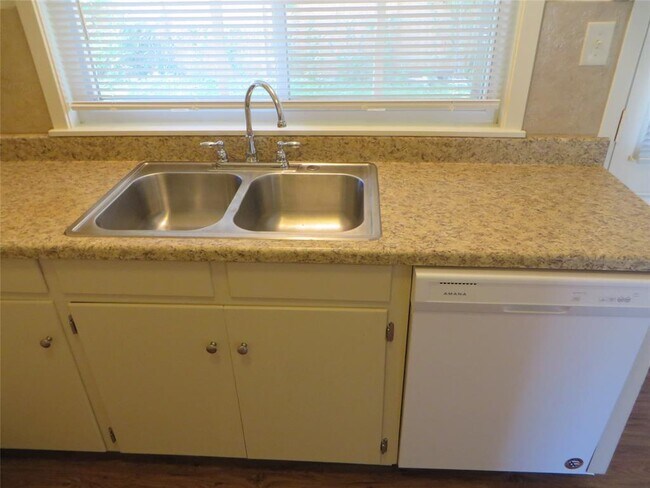 Building Photo - 812 Ranch Rd