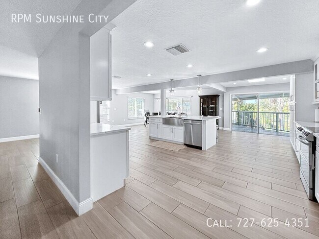 Building Photo - 3033 Pineview Dr