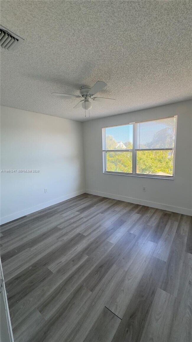 Building Photo - 4024 Eastridge Cir