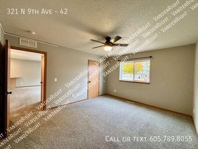 Building Photo - Updated Walk-Out 2 Bedroom Apartment!