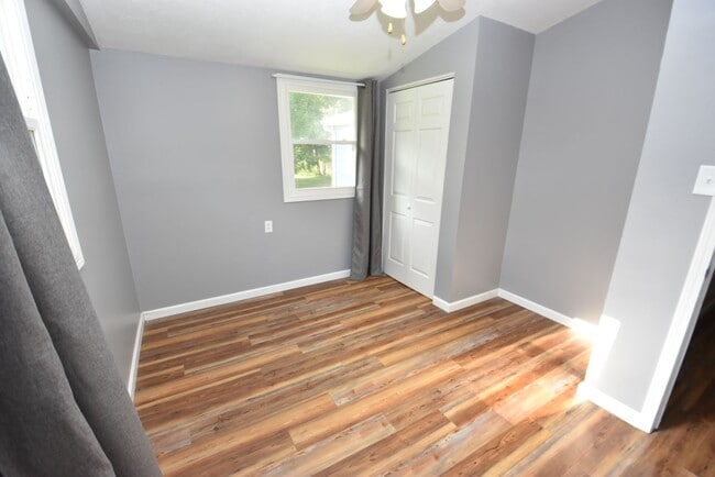 Building Photo - 4 bedroom 2 bath home close to UP Mall