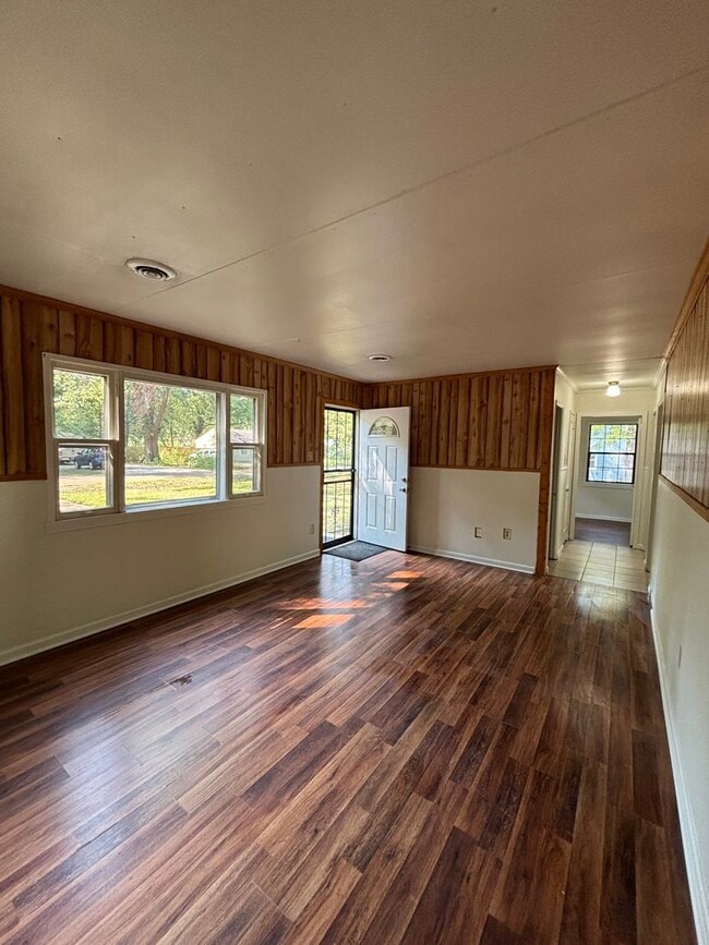 Building Photo - 3 bdrm 1 Bath home near Millington Elementary