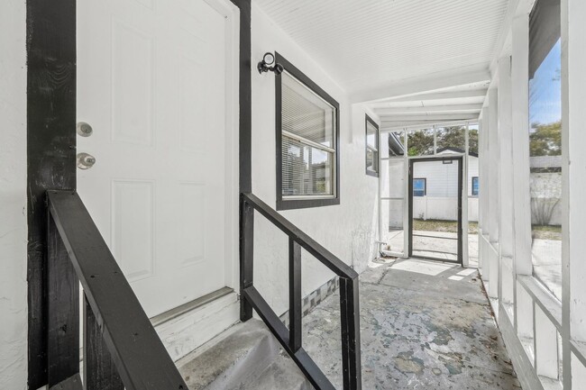 Building Photo - 2-Bedroom, 1.5-Bathroom Home in Tampa – Pe...