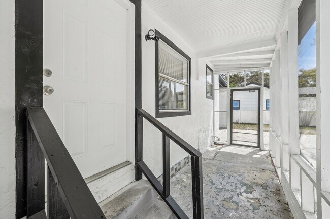 Building Photo - 2-Bedroom, 1.5-Bathroom Home in Tampa – Perfect Location!