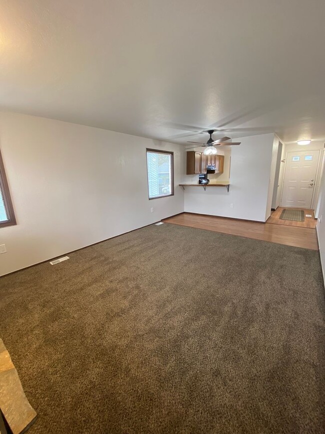 Building Photo - Well maintained (1) bedroom, (1) bathroom ...