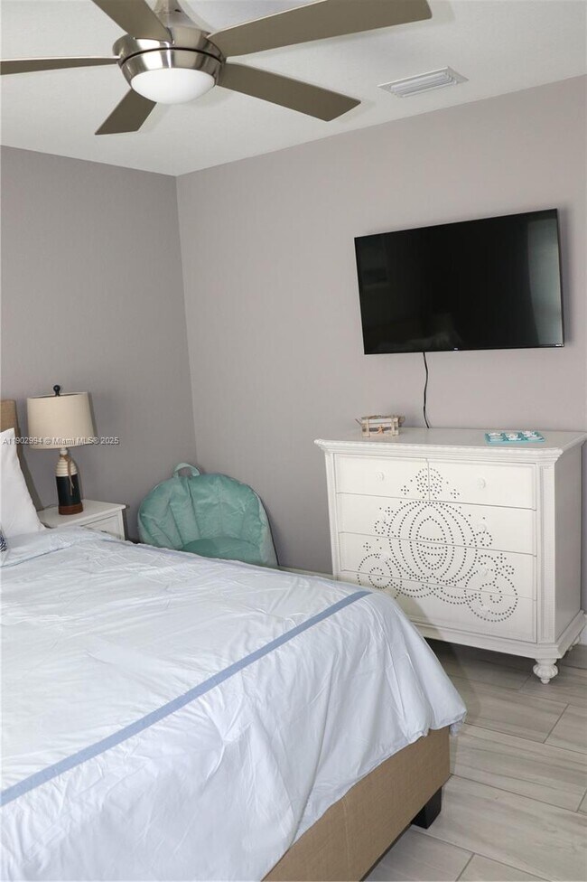 Building Photo - 4407 SW 16th Pl