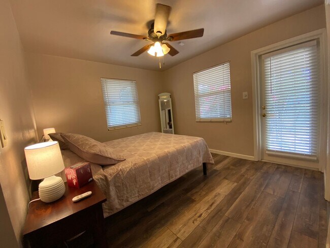 Building Photo - 2/2 single family house with big yard near downtown and beach!