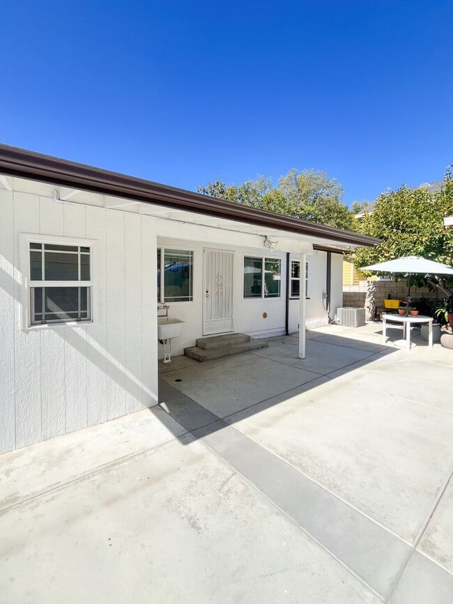 Building Photo - Charming Stand-Alone Home