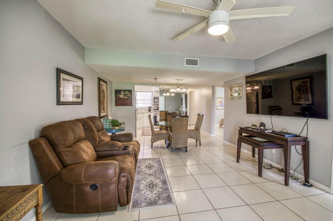 Building Photo - 18081 SE Country Club Dr