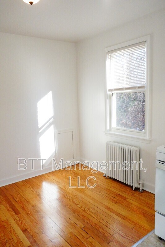 Building Photo - 907 Hudson Ave
