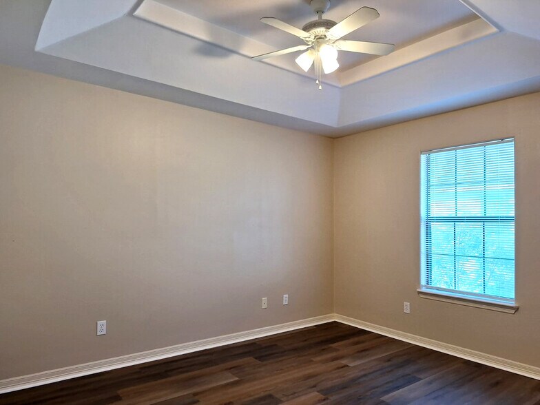 Building Photo - 1402 W Kiwi Ave