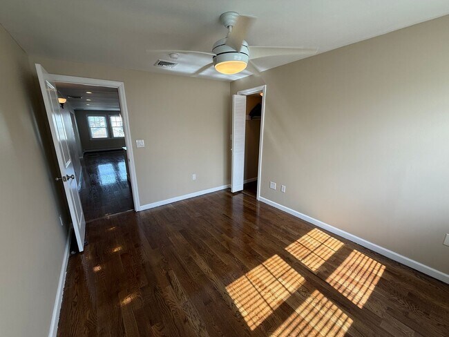 Building Photo - Mint 2 Bed/2 Bath Single-Family Home in Howard Beach!