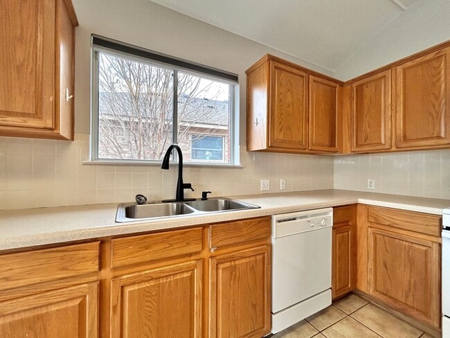 Building Photo - Move-In Ready 3/BR 2/BA Home Featuring Fireplace, Garage & Private Yard