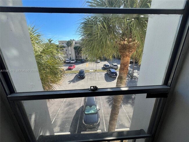 Building Photo - 6900 N Kendall Dr