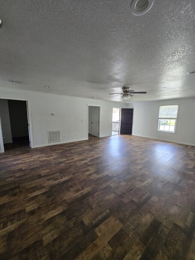 Building Photo - Oversized ONE Bedroom *HALF OFF YOUR FIRST MONTH*