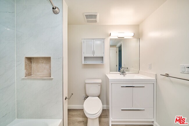 Building Photo - 951 S Wilton Pl