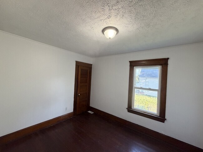 Building Photo - 2958 E 71st St