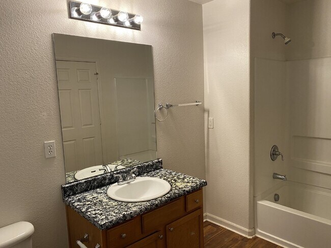 Building Photo - 2 Bedroom - Monetrey