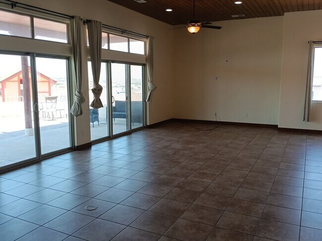 Building Photo - Stunning 5-bedroom, 2.5-bathroom home in R...
