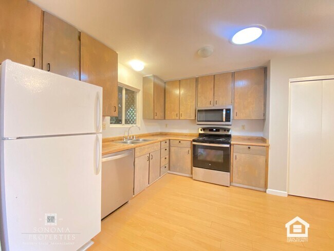 Building Photo - Inviting 1BD/1BA Apartment in Landscaped Sonoma Complex – Close to Everything!