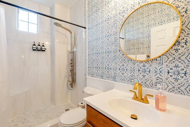 WALK IN JET SHOWER - 3112 S Lois Ln