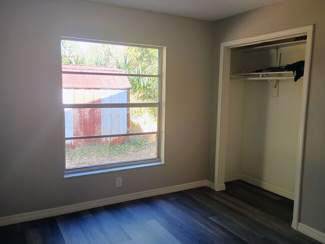 Building Photo - Adorable 2 bedroom 2 bathroom Duplex! Comp...