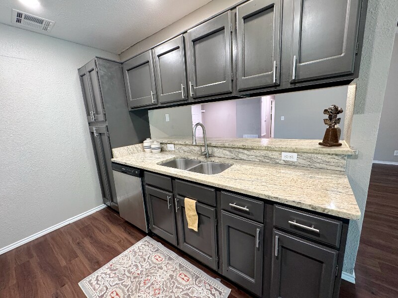 Building Photo - 8739 Glen Bluff