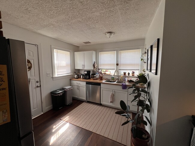 Building Photo - 433 N Randall St